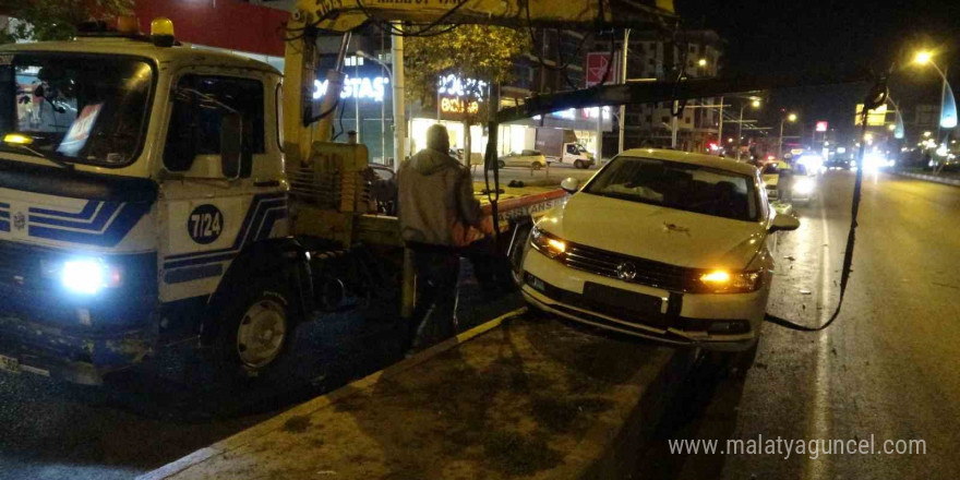 Kontrolden çıkan araç refüjde bordürlerin üzerinde kayarak ilerledi