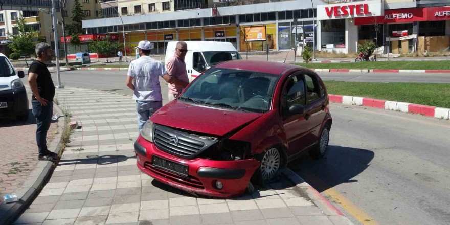 Kontrolden çıkan araç refüje çarptı: 2 yaralı