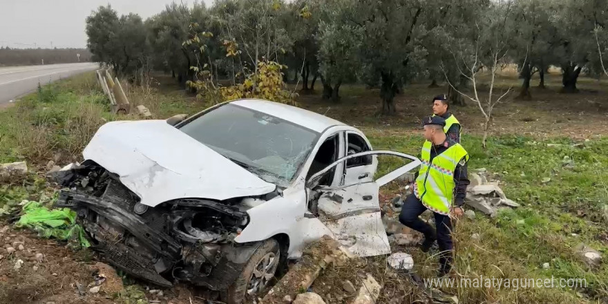 Kontrolden çıkan araç su kanallarını parçalayarak tarlaya uçtu: 2 yaralı