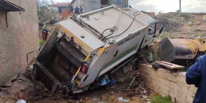 Kontrolden çıkan çöp kamyonu bahçeye devrildi