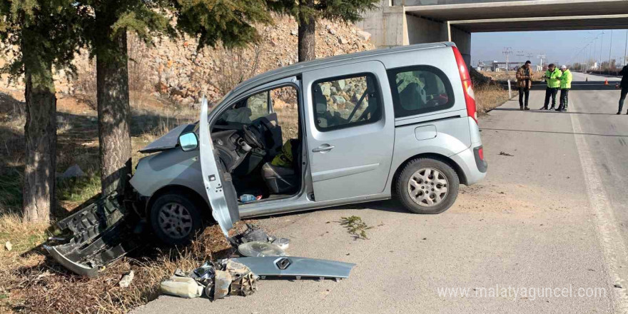 Kontrolden çıkan hafif ticari araç ağaca çarptı: 2 yaralı