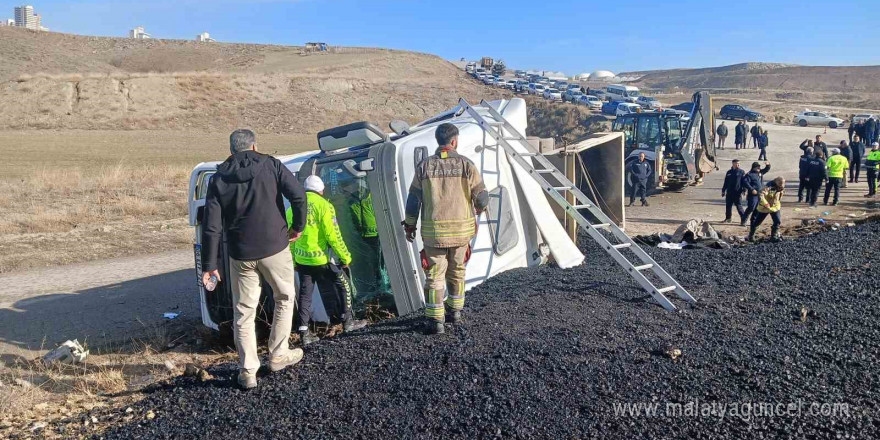 Kontrolden çıkan hafriyat kamyonunun ezdiği araçtaki 3 belediye işçisi hayatını kaybetti