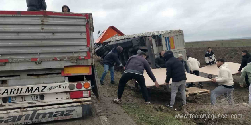 Kontrolden çıkan kamyon tarlaya devrildi