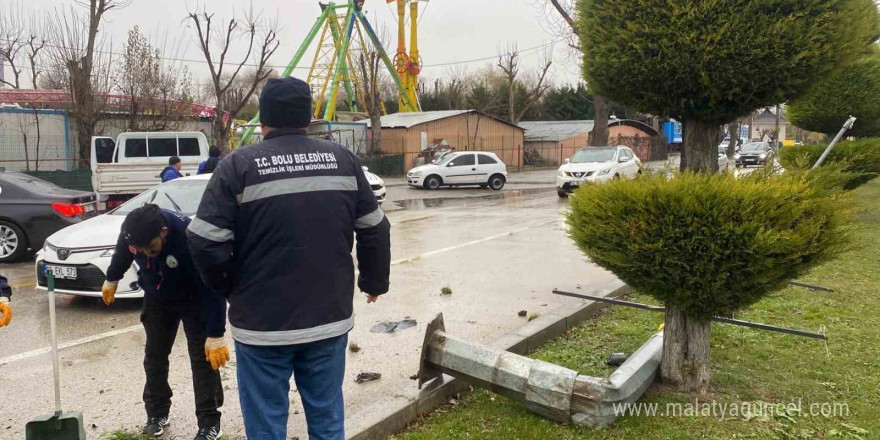 Kontrolden çıkan kamyonet elektrik direğini devirdi: 1 yaralı