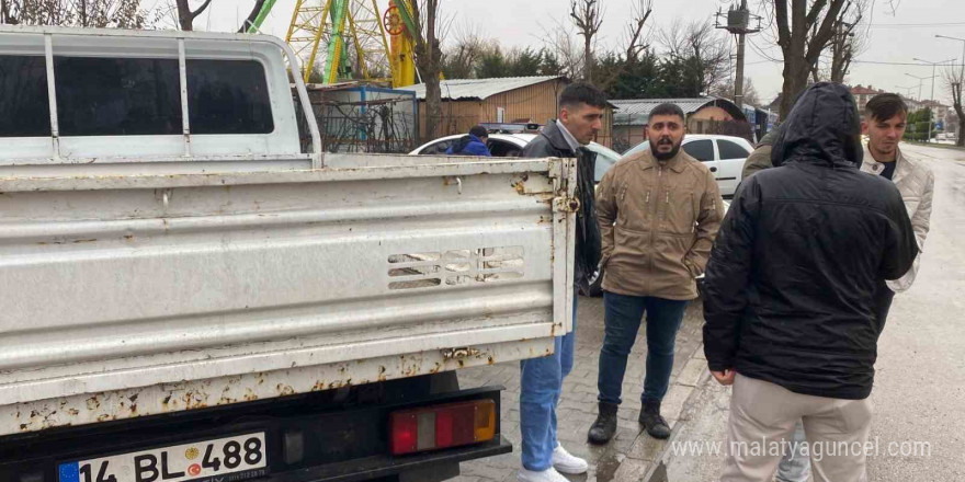 Kontrolden çıkan kamyonet elektrik direğini devirdi: 1 yaralı