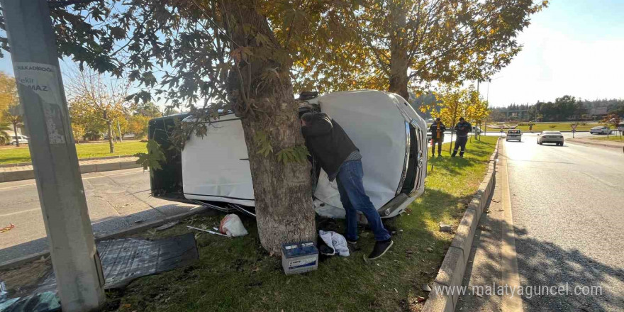 Kontrolden çıkan kamyonet refüje çıkıp devrildi: 2’si ağır 5 yaralı