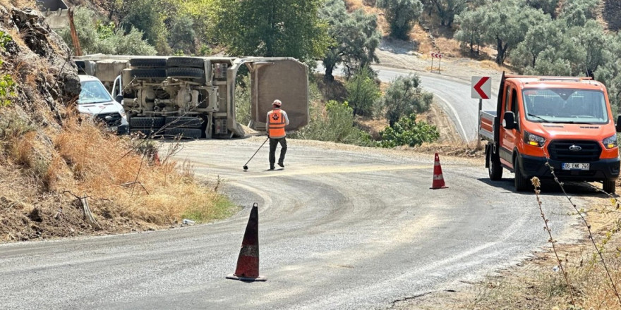 Kontrolden çıkan malzeme yüklü kamyon devrildi: 1 yaralı