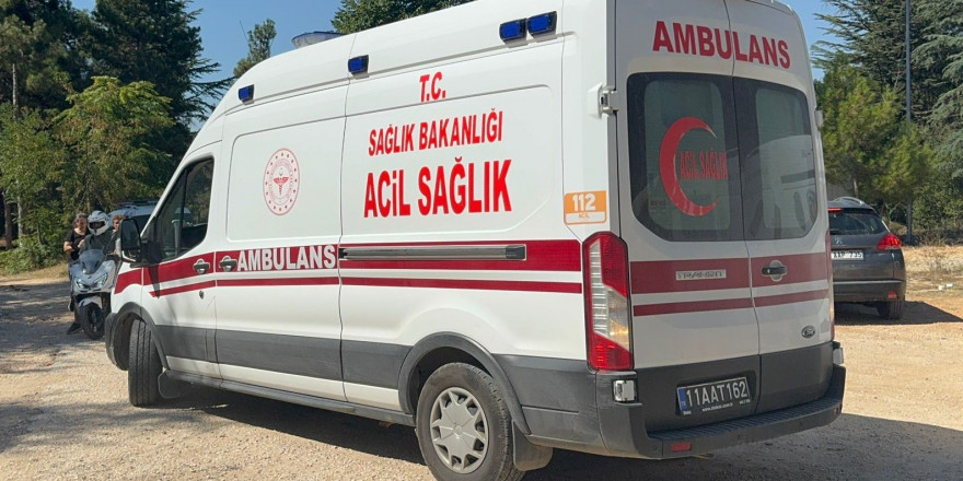 Kontrolden çıkan motosiklet 2 araca çarparak durabildi: 2 yaralı