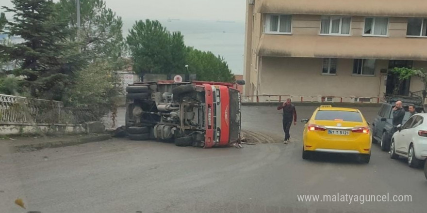 Kontrolden çıkan nakliye kamyonu devrildi