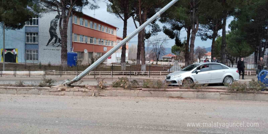 Kontrolden çıkan otomobil aydınlatma direğine çarparak durabildi