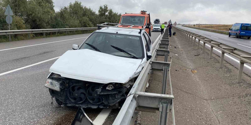 Kontrolden çıkan otomobil bariyerlere çarptı: 3 yaralı