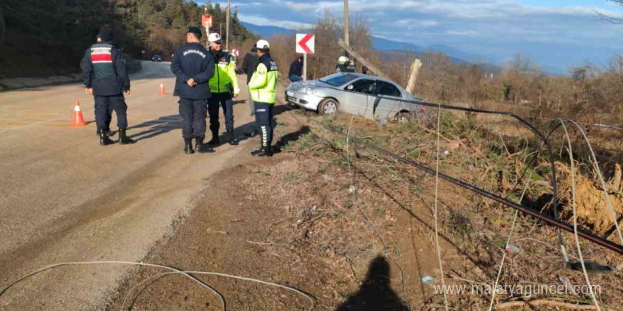 Kontrolden çıkan otomobil elektrik direğini devirdi