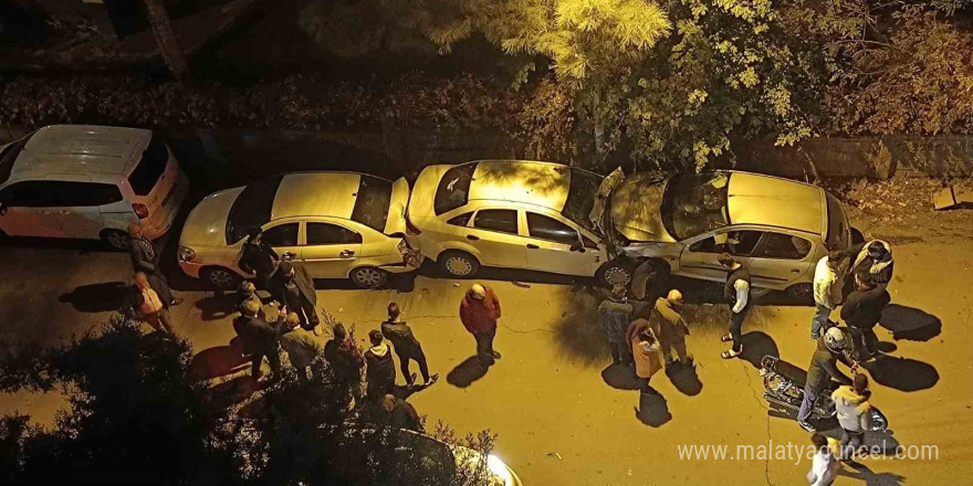 Kontrolden çıkan otomobil önce motosiklete ardından park halindeki araçlara çarptı: 2 yaralı