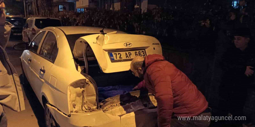 Kontrolden çıkan otomobil önce motosiklete ardından park halindeki araçlara çarptı: 2 yaralı