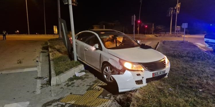 Kontrolden çıkan otomobil yaya kaldırımına çıktı: 2 yaralı