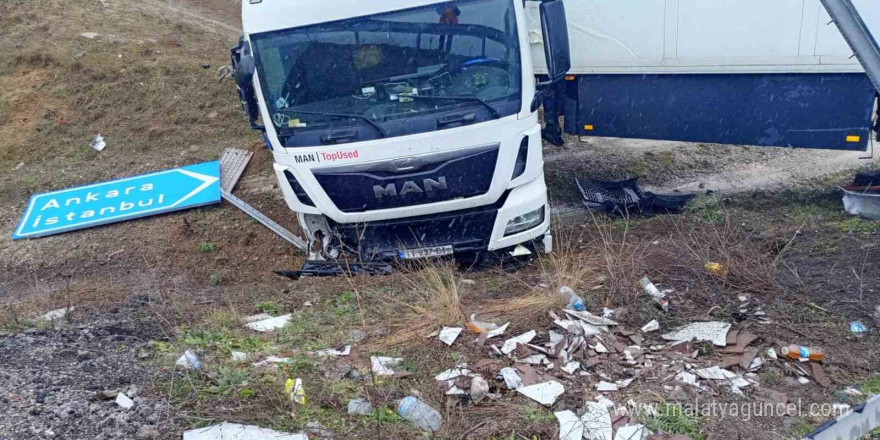 Kontrolden çıkan tır şarampole uçtu, kaza anı kameraya yansıdı