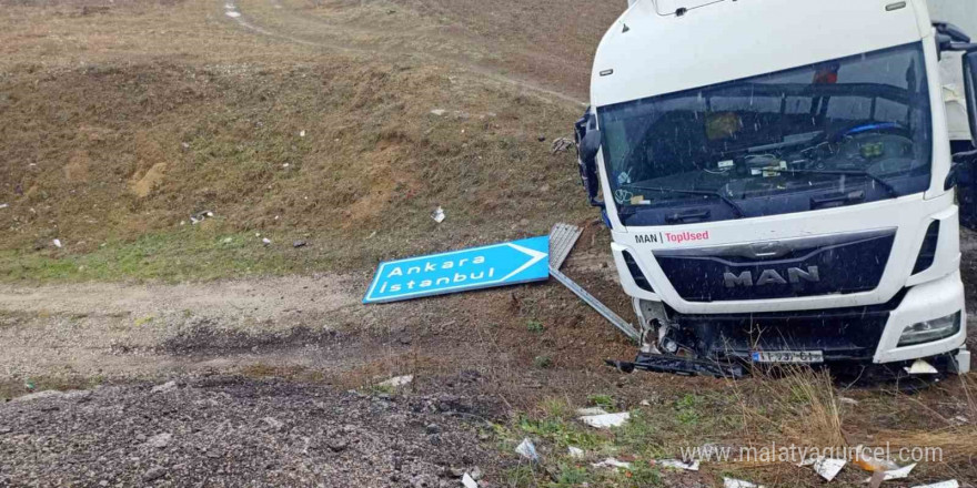 Kontrolden çıkan tır şarampole uçtu, kaza anı kameraya yansıdı