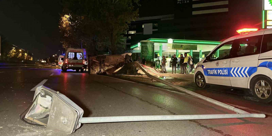 Kontrolden çıkıp aydınlatma direğine çarpan Tofaş hurdaya döndü: 4 yaralı