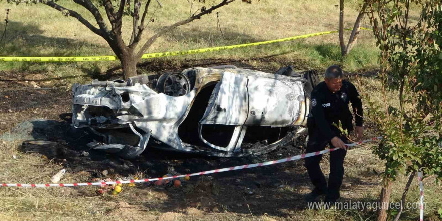 Kontrolden çıkıp bahçeye uçan araç yanarak küle döndü: 2 ölü