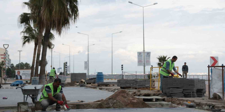 Konyaaltı Sahili’nde hummalı çalışma