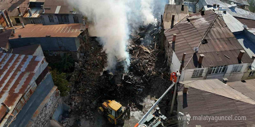 Konya’da 3 evin tamamen yandığı mahallede enkaz kaldırma işlemleri sürüyor