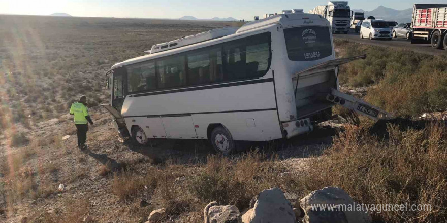 Konya’da işçi servisi ile otomobil çarpıştı: 10 yaralı