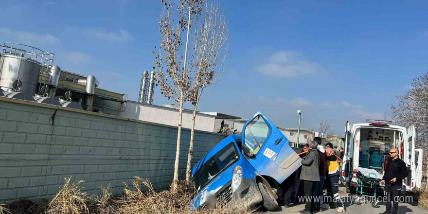 Konya’da kargo minibüsü yan yattı: 1 yaralı