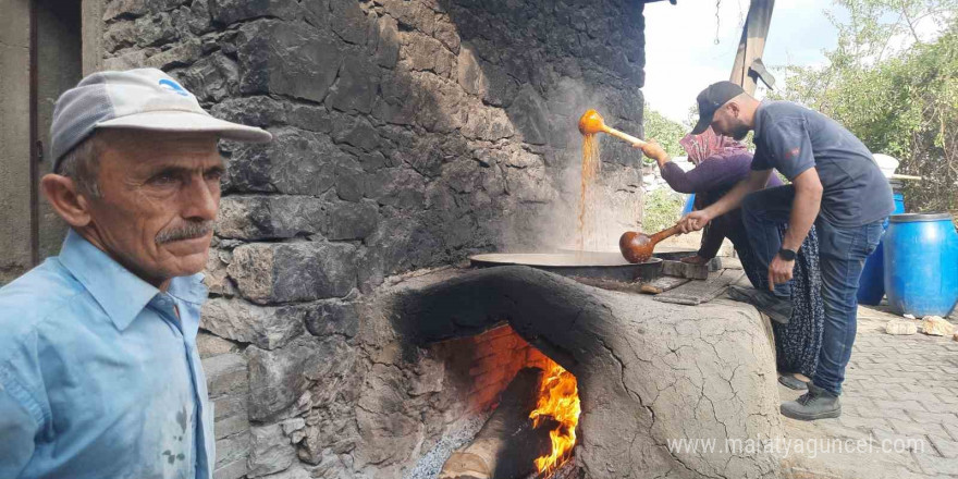 Konya’da köy ocağında imeceyle pekmez yapılmaya devam ediliyor