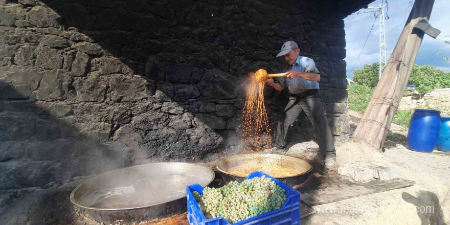 Konya’da köy ocağında imeceyle pekmez yapılmaya devam ediliyor