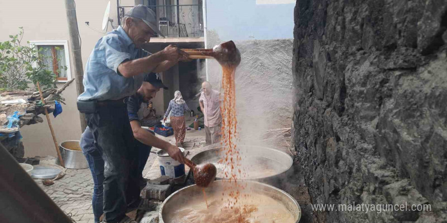 Konya’da köy ocağında imeceyle pekmez yapılmaya devam ediliyor