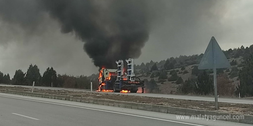 Konya’da oto çekici alev alev yandı