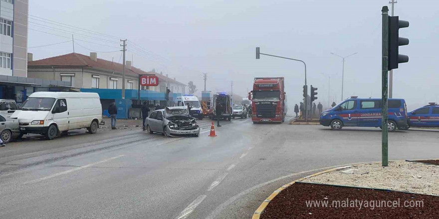 Konya’da otobüs ve otomobillerin de karıştığı 6 araçlı zincirleme kaza: 5 yaralı