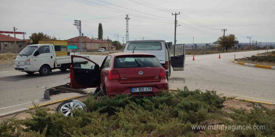 Konya’da otomobil ile minibüs çarpıştı: 2 yaralı