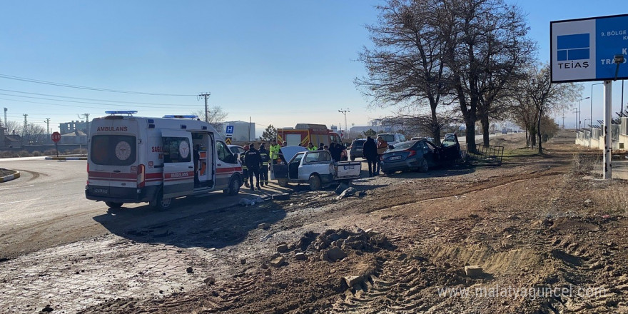 Konya’da otomobil ile pikap çarpıştı: 5 yaralı