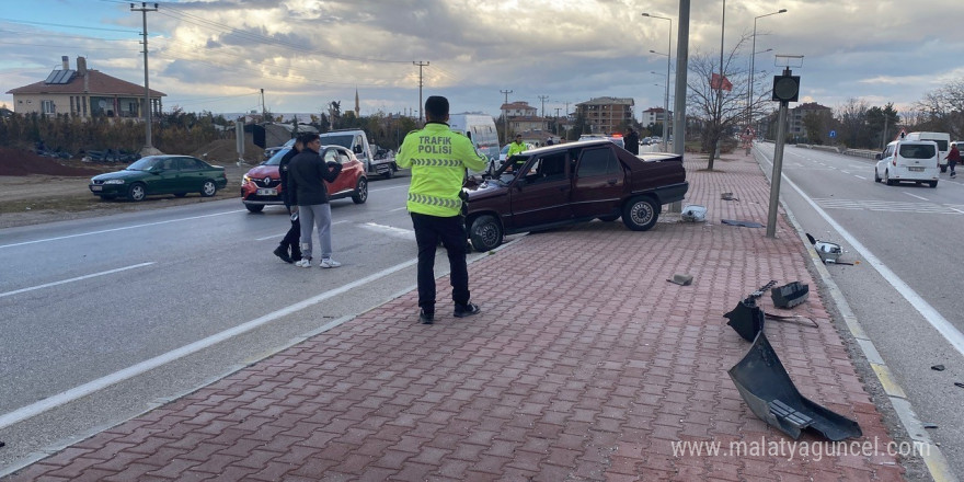 Konya’da otomobil refüjdeki direğe çarptı: 1 yaralı