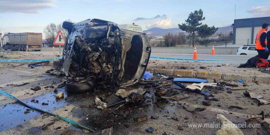 Konya’da otomobil refüje çarptı: 3 ölü