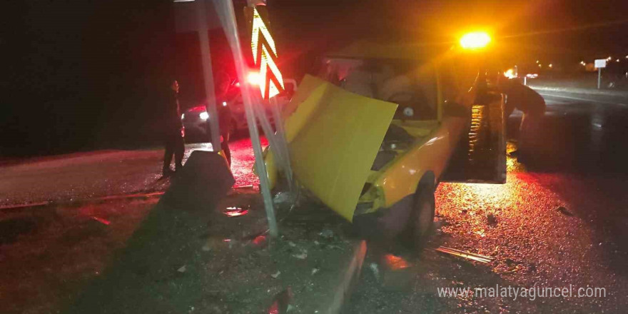 Konya’da otomobil trafik levhasına çarptı: 6 yaralı