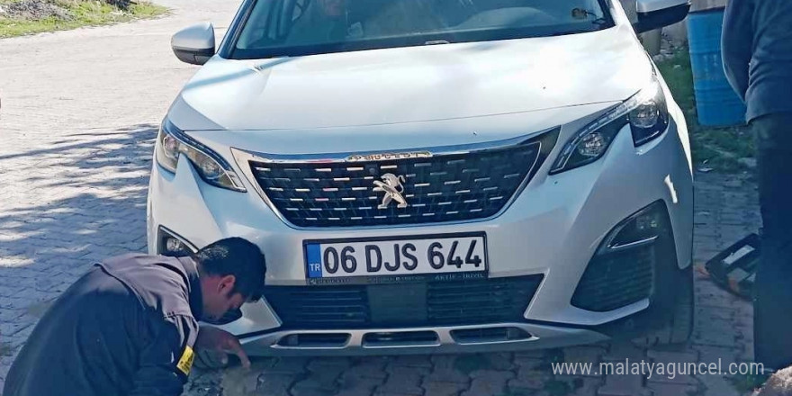 Konya’da otomobilin motoruna sıkışan kedi kurtarıldı