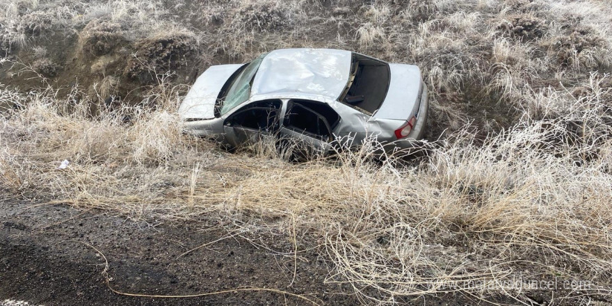 Konya’da sis ve buzlanma nedeniyle takla atan otomobildeki 6 kişi yaralandı