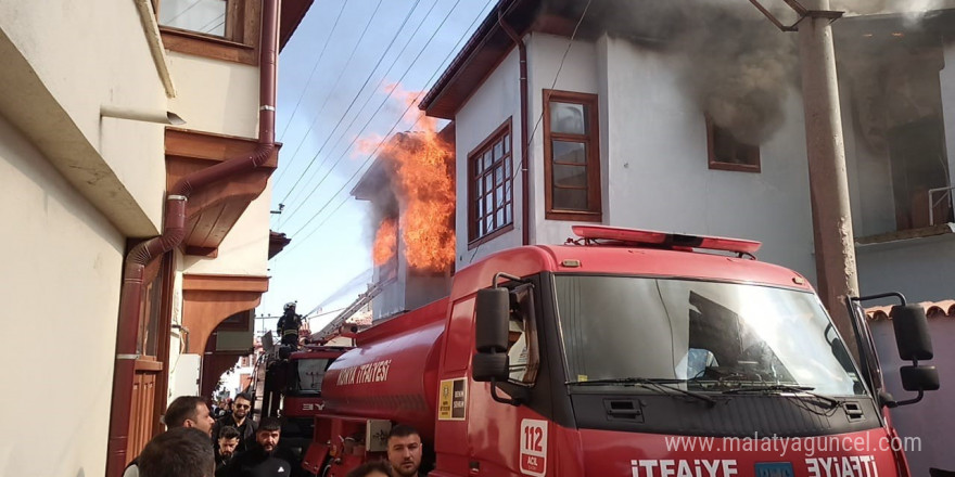 Konya’da tarihi evlerin bulunduğu sokaktaki yangın korkuttu