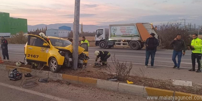 Konya’da ticari taksi direğe çarptı: 3 yaralı