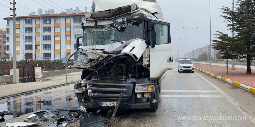 Konya’da tırlar çarpıştı: 1 yaralı