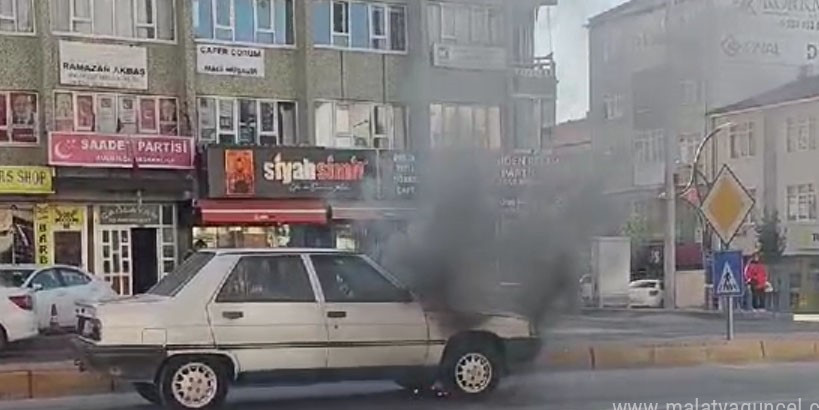 Konya’da trafik ışıklarında bekleyen otomobilde yangın