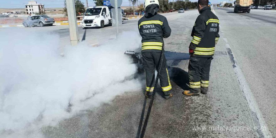 Konya’da yanan motosiklet hurdaya döndü