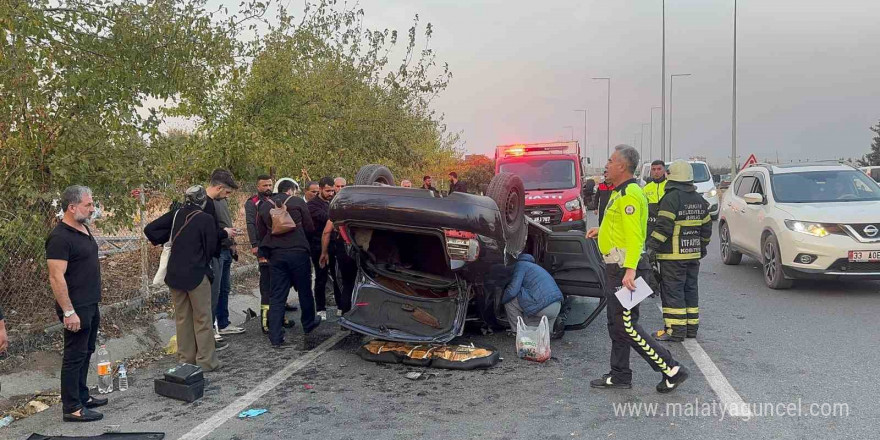 Köpeğe çarpmamak için manevra yapan otomobil takla attı: 4 yaralı