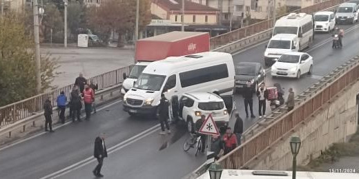 Köprüdeki kaza trafiğin tıkanmasına yol açtı