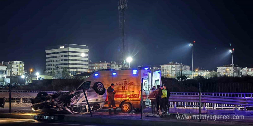 Köprülü kavşakta kontrolden çıkan araç takla attı: 1 yaralı