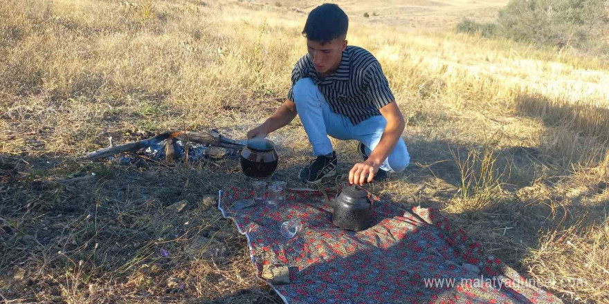 Kor ateşte demleniyor, kara demliğin tadını başkası vermiyor