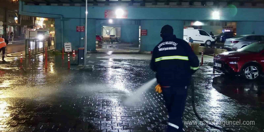 Körfez’de gece temizlik mesaisi