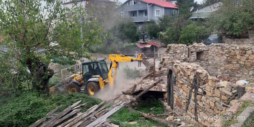 Körfez’de metruk binalar yıkılıyor